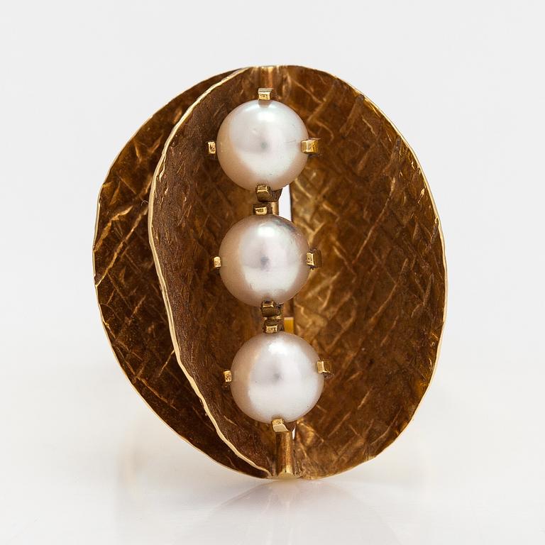 Elis Kauppi, ring, 18K guld och odalde pärlor. Kupittaan kulta, Åbo.