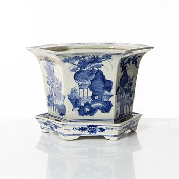 A Chinese blue and white porcelain flower pot, 20th century.