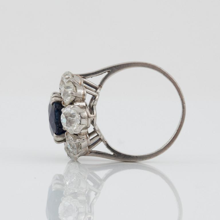 RING med obehandlad safir, ca 4.00 ct, enligt gravyr Boucheron. 10 stycken klofattade gammalslipade diamanter.