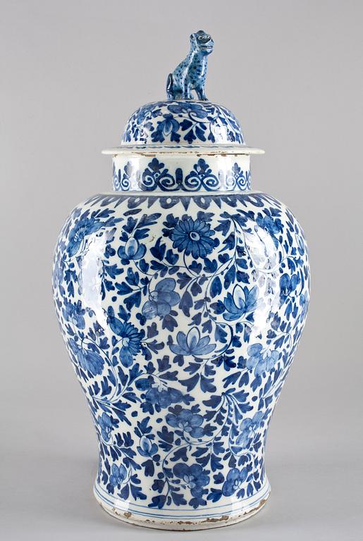 URNA med LOCK, fajan. Delft, 1700-tal.