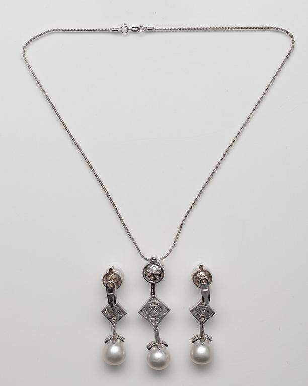 GARNITYR, hänge + örhängen. 18K vitguld. Olikaslipade diamanter ca 3.00 ct. Vikt 37,6 g.