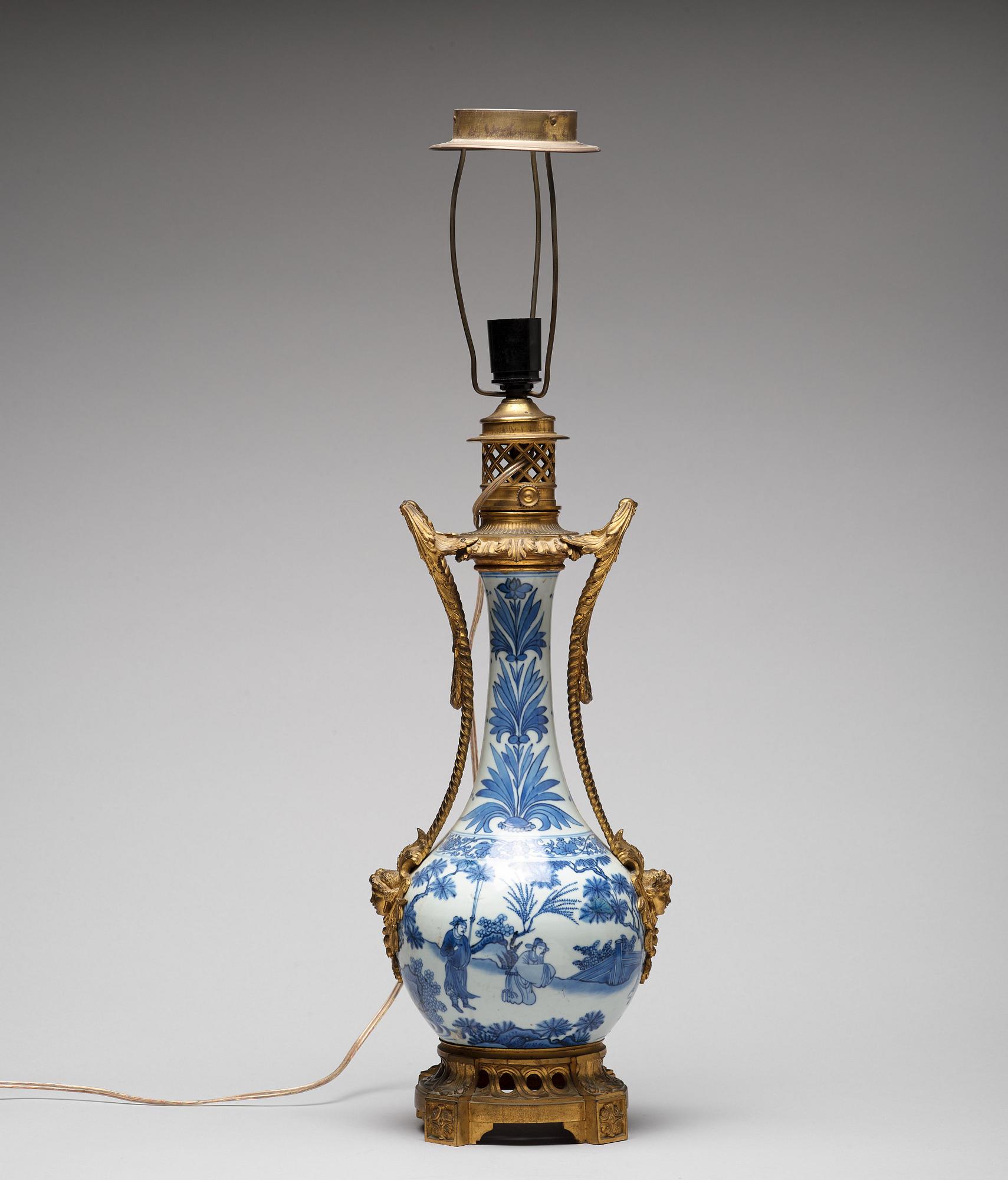 A blue and white Transitional vase, 17th Century.