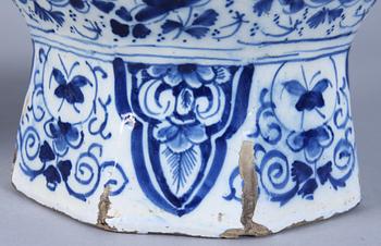 VASER, ett par, fajans, 1600/1700-tal.