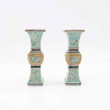 Miniature vases, a pair from China, Qing dynasty, late 19th/early 20th century, porcelain.