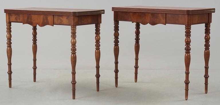 SPELBORD, ett par, Karl Johan. Stockholm. En etikettmärkt tapetserare A. Hyllengren.