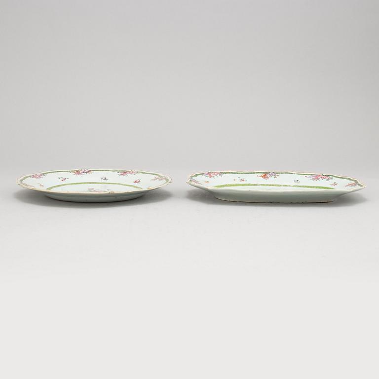 A set of four Chinese famille rose porcelain plates and one serving dish. Qing dynasty, Qianlong (1736-1795).