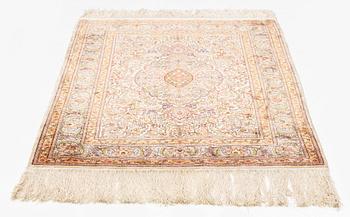 A silk Hereke rug, ca 101 x 69 cm.