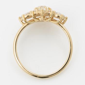 Ring 18K gold set with round brilliant-cut diamonds.