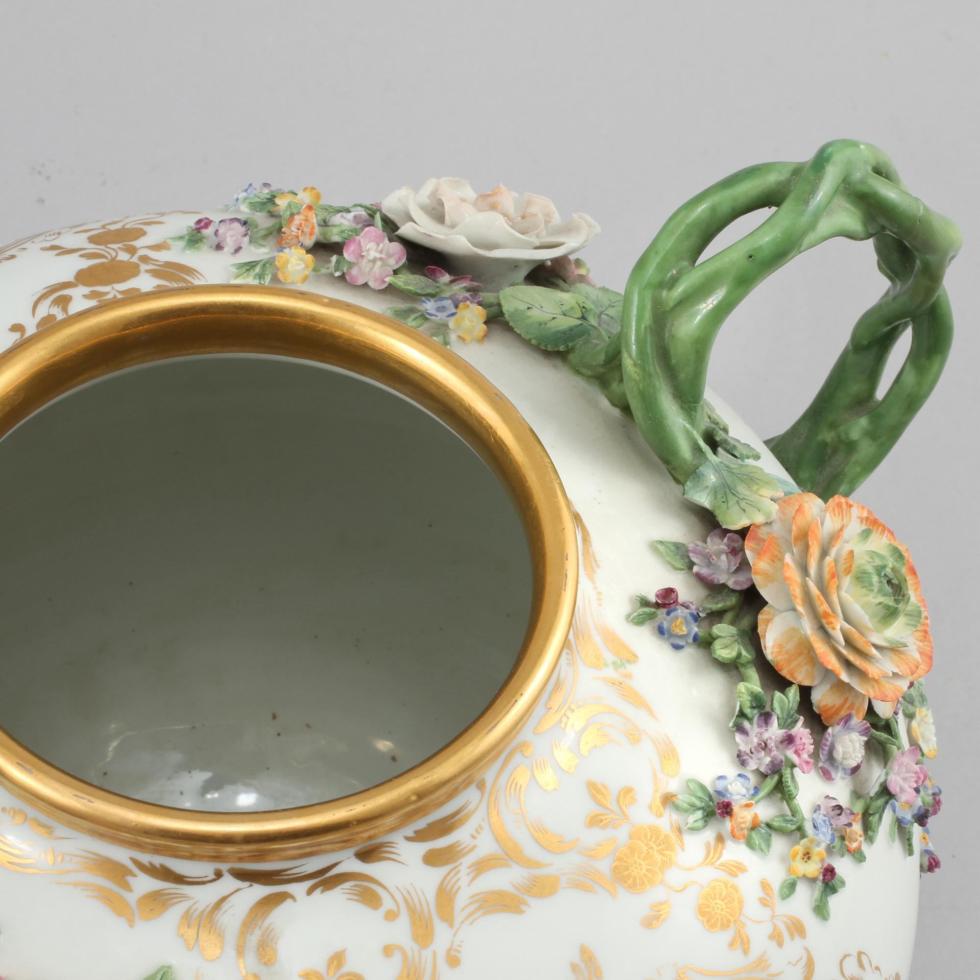 URNA MED LOCK, porslin, rokokostil, Meissen-liknande märke, 1900-tal.