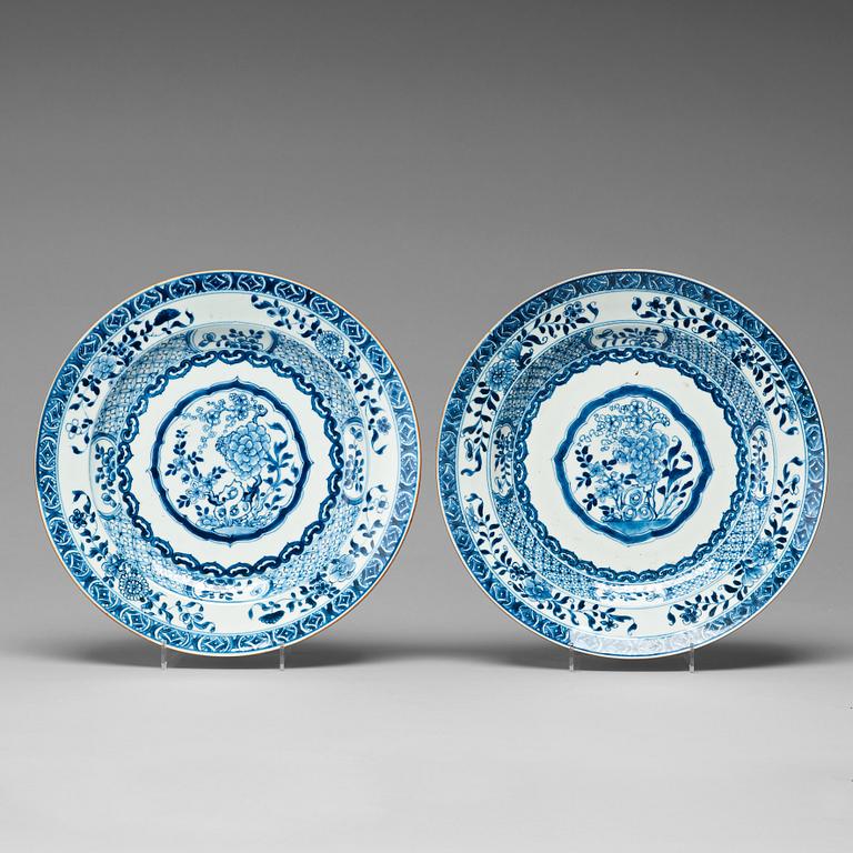 A pair of blue and white dishes, Qing dynasty, early 18th Century.