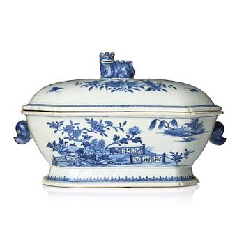 1360. A blue and white tureen with cover, Qing dynasty, Qianlong (1736-95).