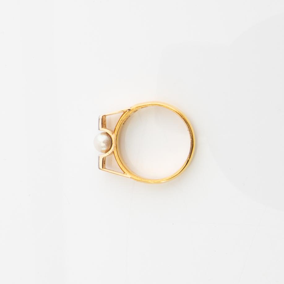 Bracelet and ring, 18k gold with pearls and brilliant-cut diamonds.