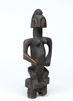 FETISCH. Trä. Senufo-stammen. Côte d'Ivoire (Elfenbenskusten) omkring 1960. Höjd 31 cm.