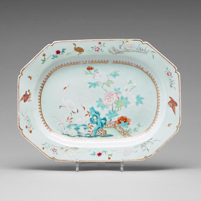 STEKFAT, porslin. Qingdynastin, Qianlong (1736-95).