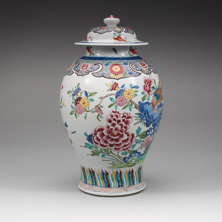 A famille rose jar with cover, Qing dynasty, 19th Century.