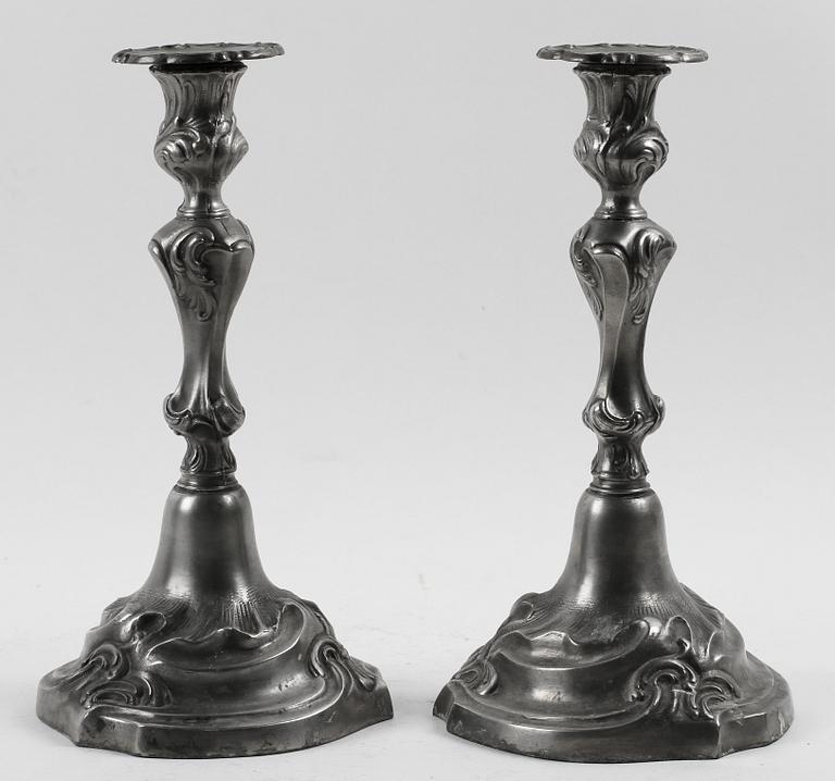 LJUSSTAKAR, ett par, rokokostil, 1900-tal.