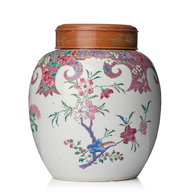 A famille rose jar, Qing dynasty, 18th Century.