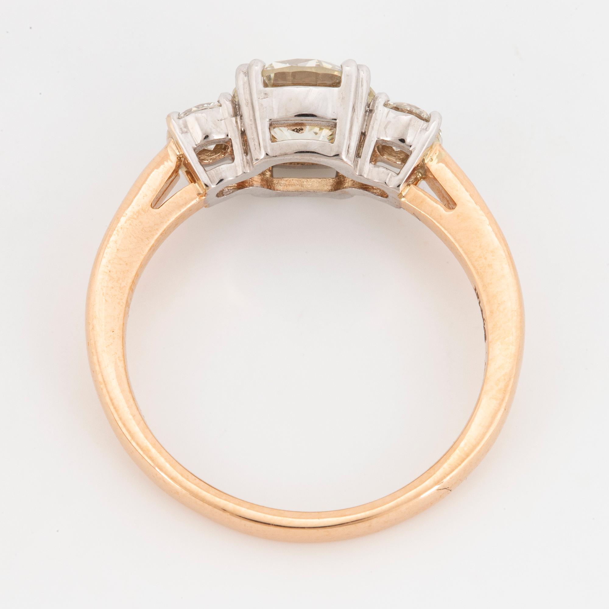 Brilliant-cut diamond three stone ring. GIA-report.