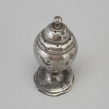 A 17TH CENTURY PEWTER SHAKER.