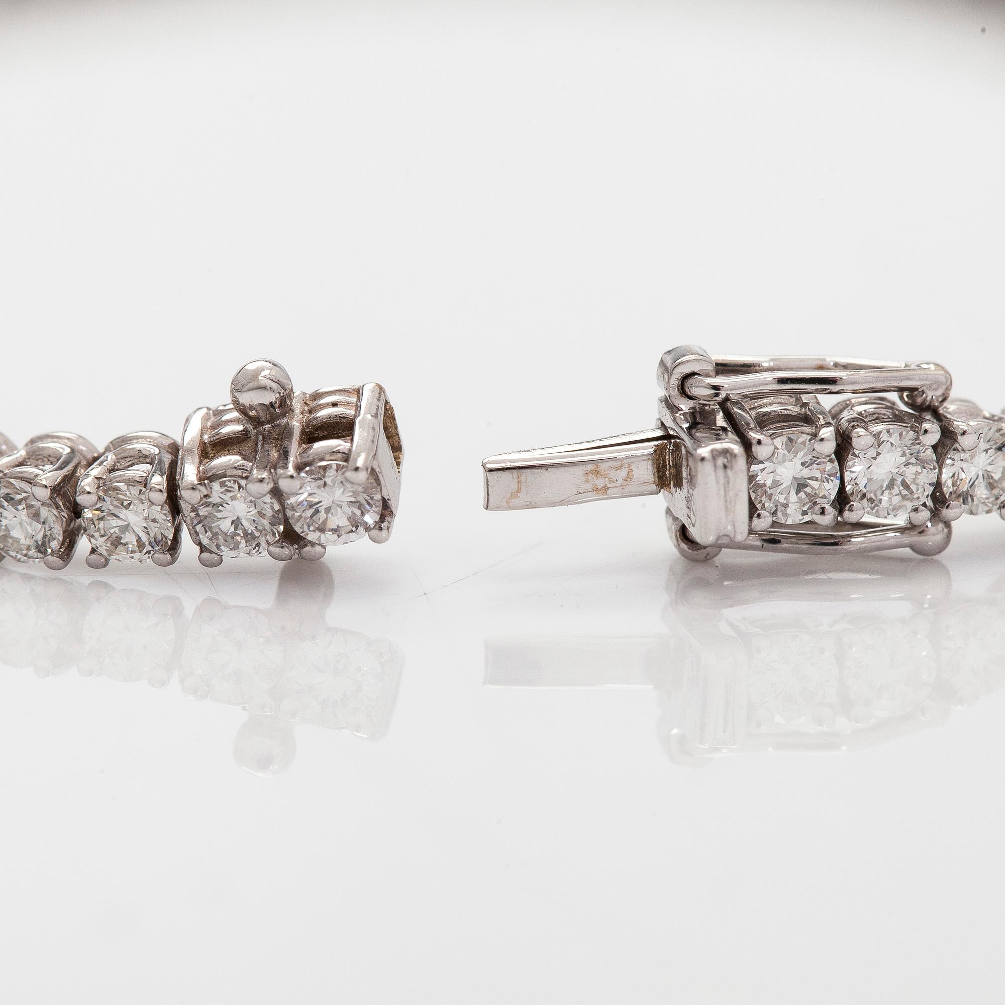 Tennis bracelet, brilliant-cut diamonds, 18K white gold.