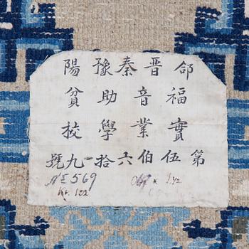 A semi-antique Baotou matto, around 138 x 69 cm ( ca 1,5 cm flat weave at the ends).