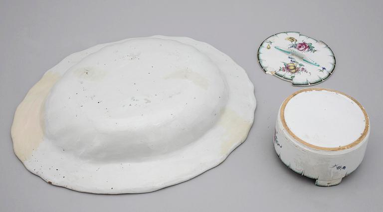 PARTI FAJANS, smörask samt fat, sekelskiftet 1900.