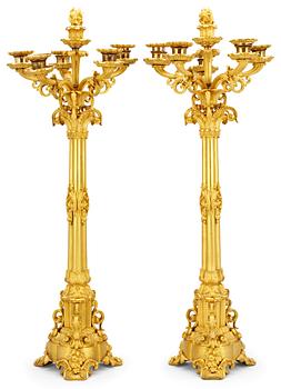 1025. A pair of French late Empire six-light candelabra.