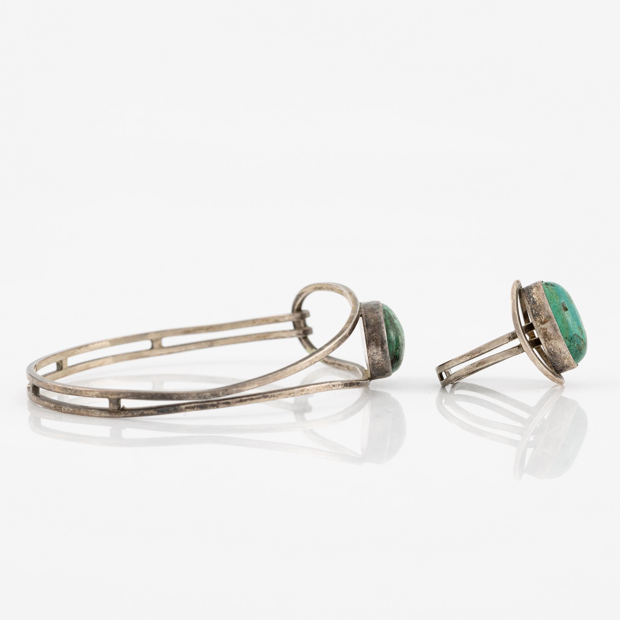 Armring samt ring, silver med cabochonslipade stenar.