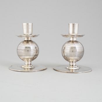 NILS FOUGSTEDT, ljusstakar, ett par, art deco, nysilver, för Fabriksaktiebolaget Kronsilver, 1930-tal.