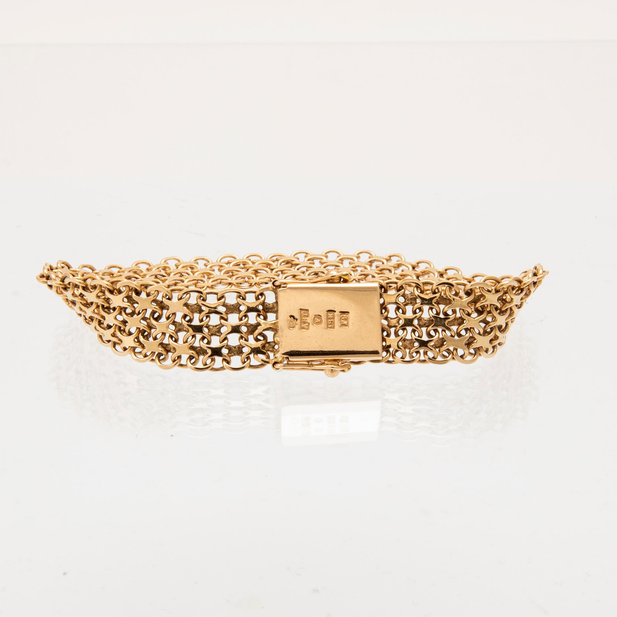 An 18K gold x-link bracelet.