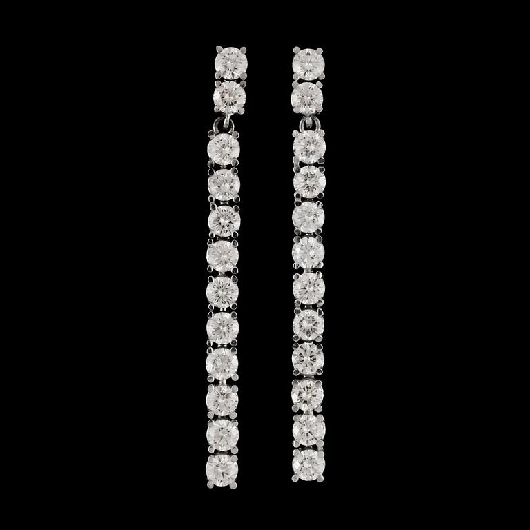 Diamantgradering, A pair or brilliant-cut diamond earrings, total carat weight circa 6.00 cts.