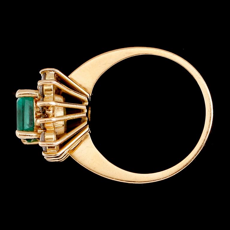 RING, 18 k guld, smaragd och briljantslipade diamanter. Total vikt 7 g.