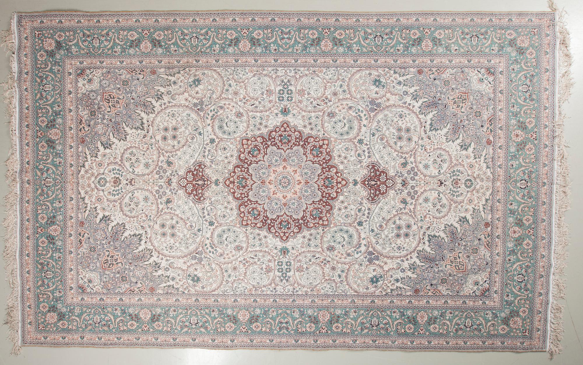 MATTA, silke. Ca 246x157 cm.