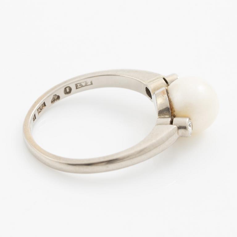 Ring 18K vitguld men en pärla och gammalslipade diamanter.