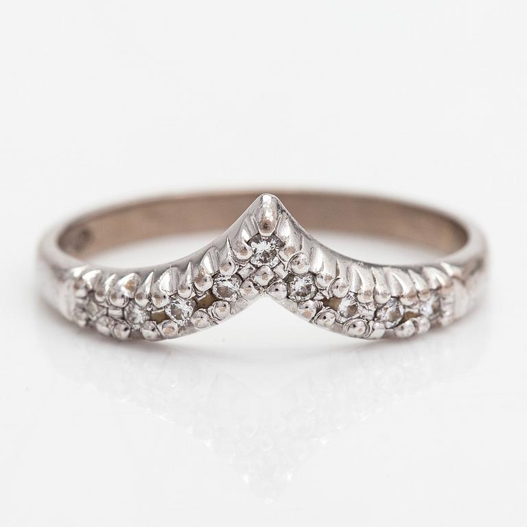 An 18K whitegold ring with diamonds approx 0.045 ct in total.