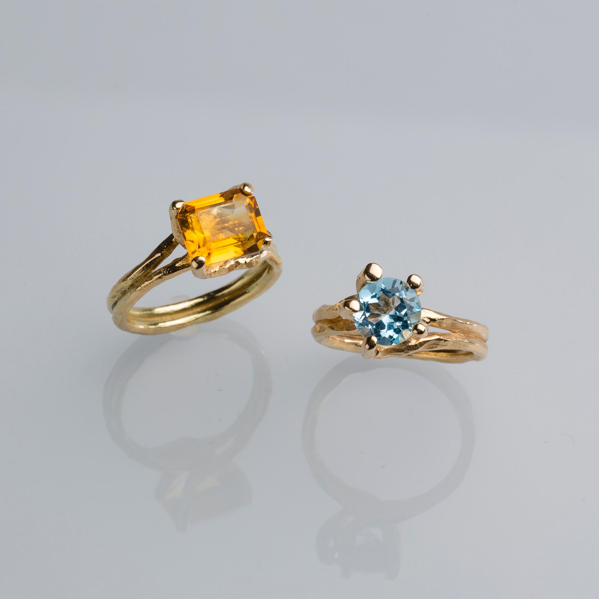 RINGAR, 2 st, 18 k guld, topas ca 2.00 ct samt citrin ca 2.50 ct. Totalvikt ca 12 g.
