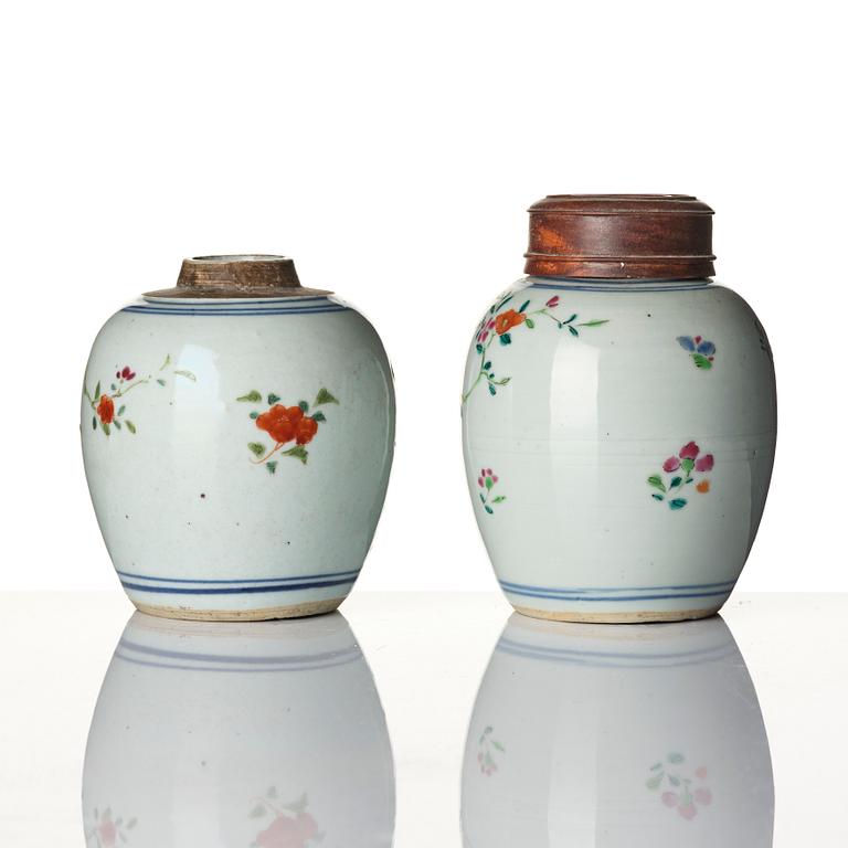 Tedosa två stycken, porslin. Qingdynastin, 1700-tal.