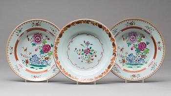 TALLRIKAR, djupa, 3 st, Kina Qianlong (1736-1795), porslin.