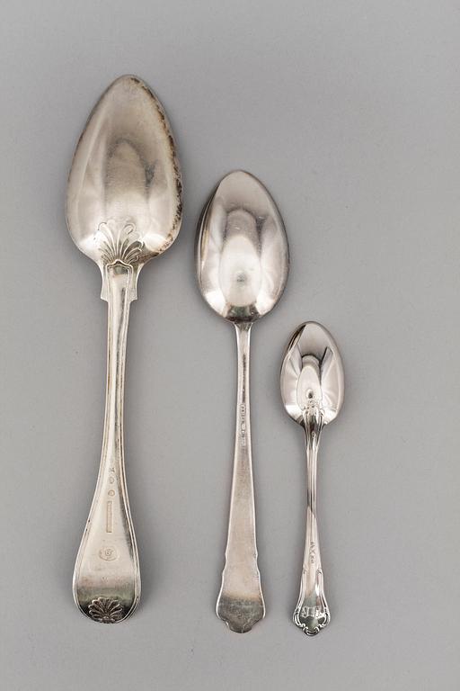 PARTI SKEDAR, 18 delar, silver, olika modeller, bla Pehr Georg Fröberg, Norrtälje. 1800/1900-tal. Tot vikt ca 545 g.