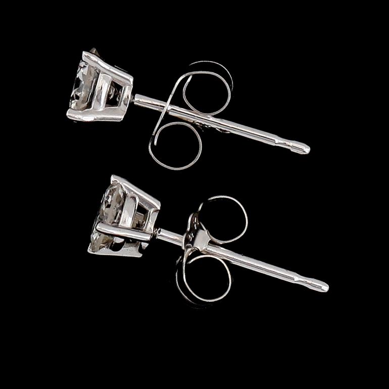 ÖRHÄNGEN, 1 par, 14K vitguld, briljantslipade diamanter tot ca 0.40 ct.