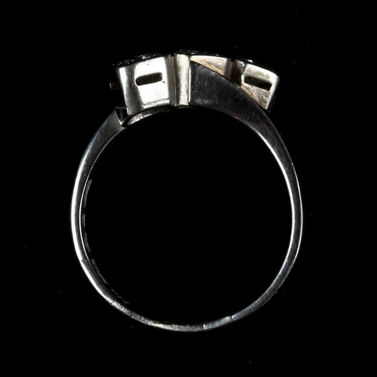 RING, 18k vitguld med 3 briljantslipade diamanter tot ca 0,88 ct enligt gravyr. 1954. Vikt 4,6 g.
