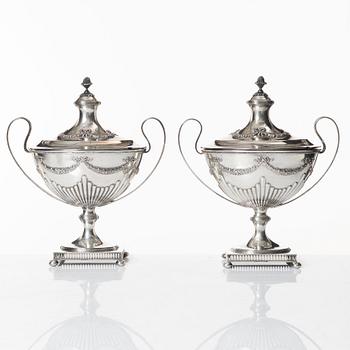C.G. Hallberg, a pair of silver sugar bowls with lid, Gustavian style, Stockholm 1900.