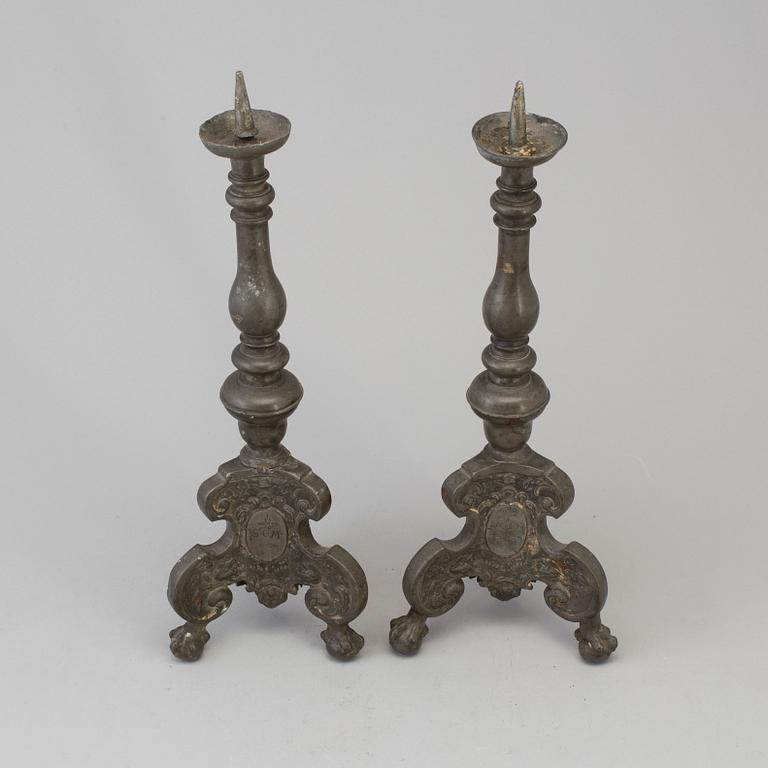 LJUSSTAKAR, ett par, tenn, daterade 1684.