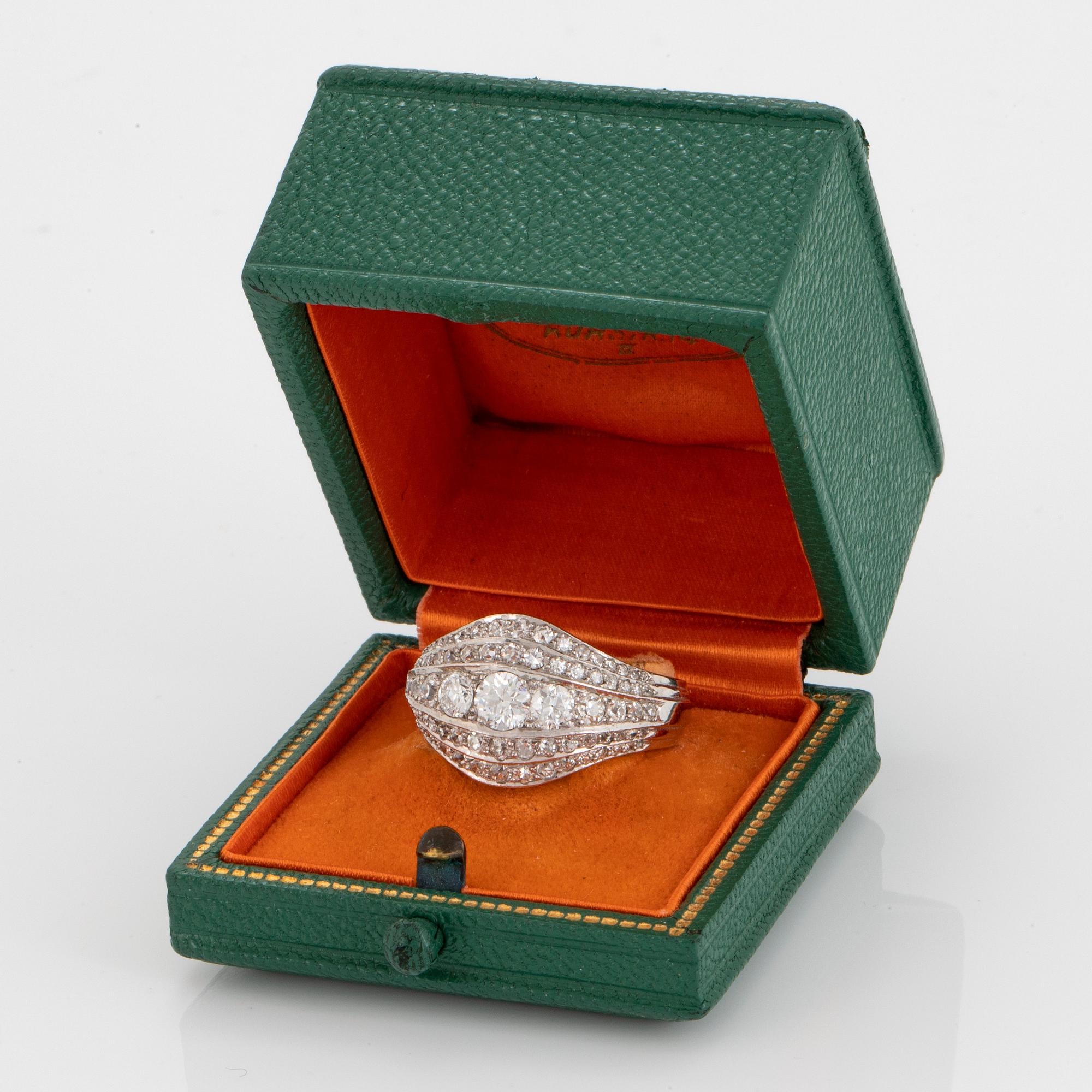 Ring 18K vitguld med gammal- och åttkantslipade diamanter.