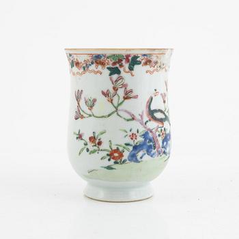 A Chinese famille rose porcelain mug, Qing dynasty, Qianlong (1736-95).