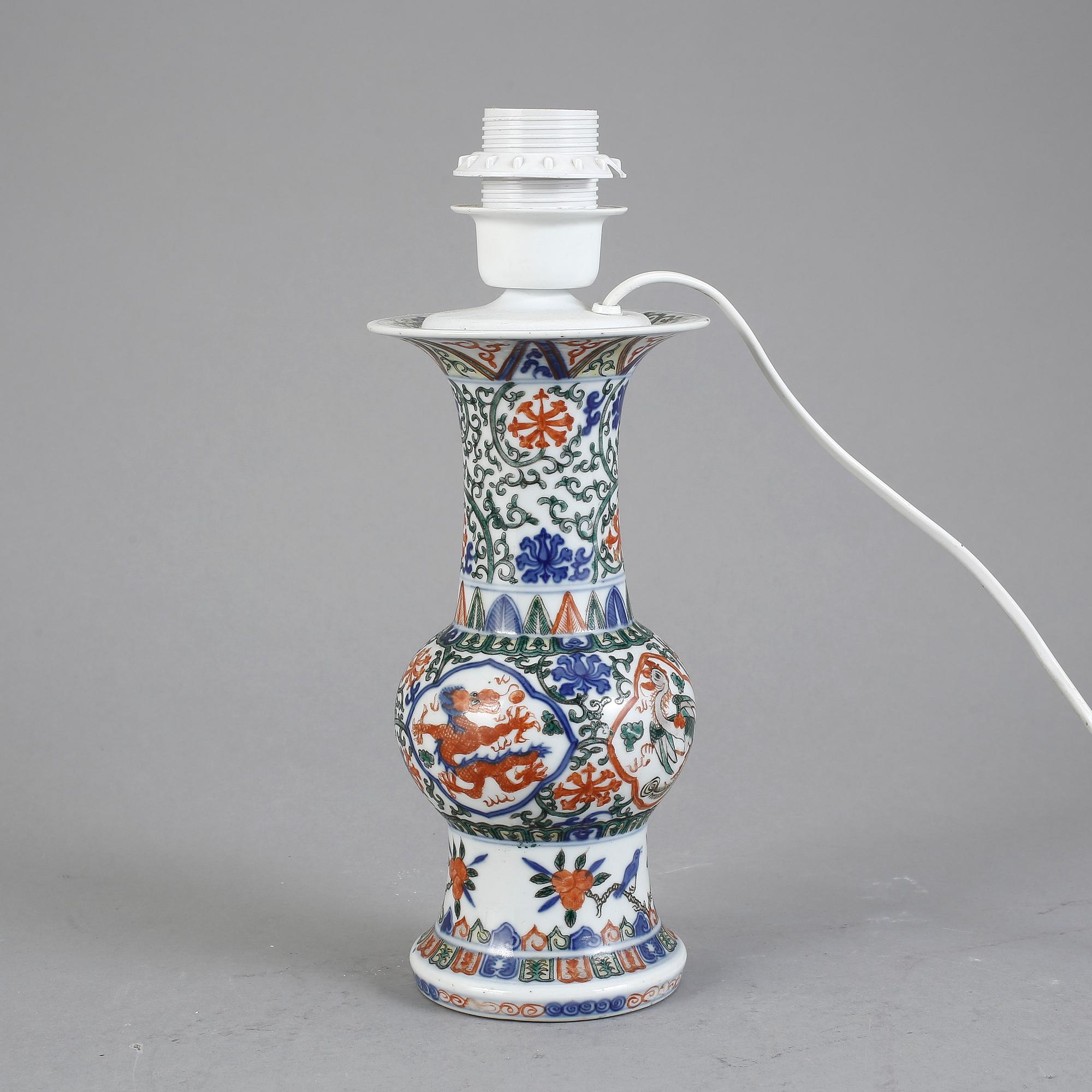 BORDSLAMPA/VAS, porslin, Kina, 1900-tal.