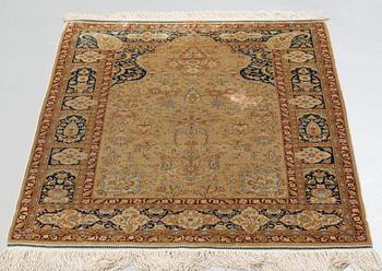 SEMI-ANTIQUE SILK HEREKE. 133,5 x 101,5 cm (the length including the flat woven parts at the ends).