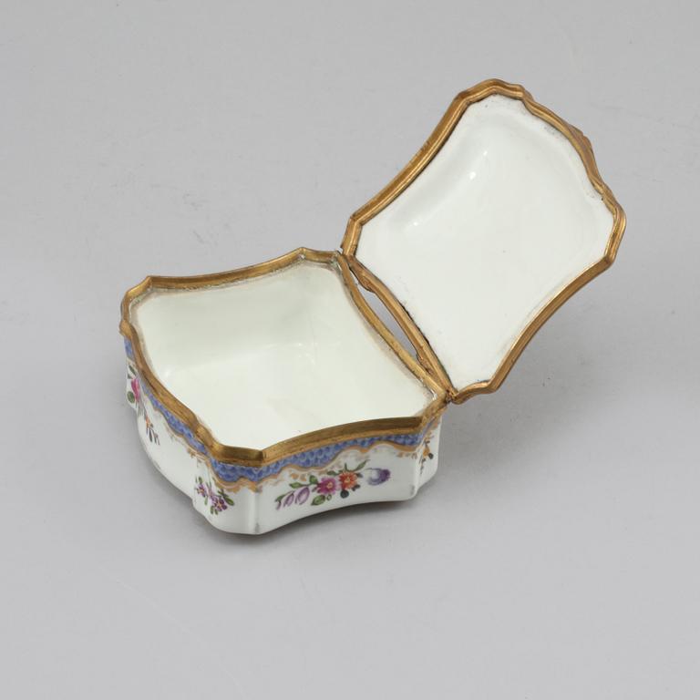 DOSA, porslin, rokokostil, Meissenlikande märke, 1800-tal.