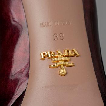 a pair of pumps by Prada, in size 39.