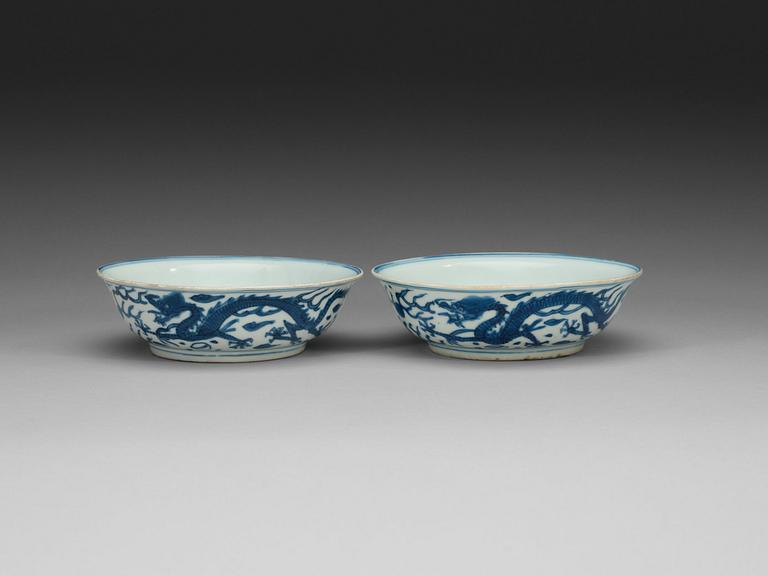 A pair of blue and white dragon dishes, Ming dynasty, with Wanli six character mark and period (1572–1620).